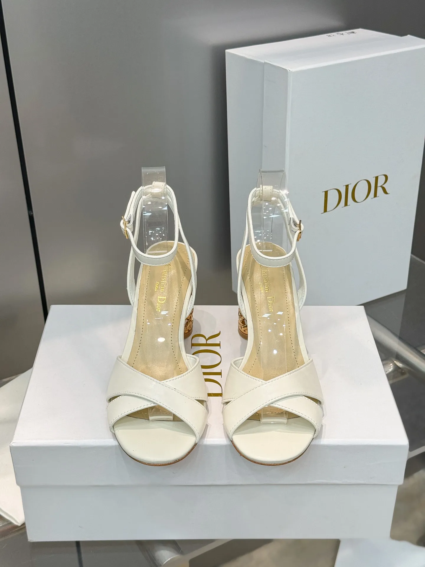 👟👟Ex-factory price 560👟👟 Dior 2024 autumn and winter new Icon series cylindrical heel ankle strap women's shoes CD star same style high-heeled round toe cross strap color matching sandals Material: imported full-grain calfskin upper + water-dyed sheepskin lining feet + Italian genuine leather outsole Heel height: 8.5CM Size: 35-42 Standard code (40.41.42. Customized, non-refundable)